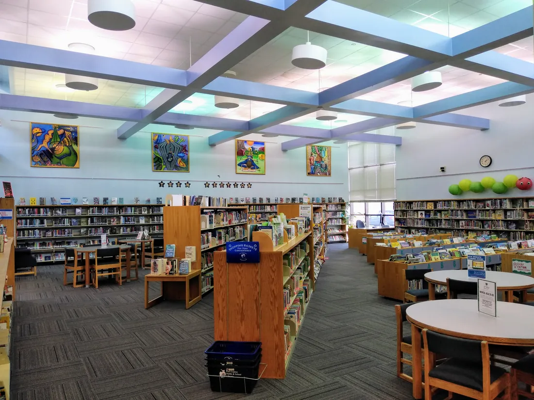 Biblioteca escolar amplia y colorida con estanterías de libros (fotografía ilustrativa)