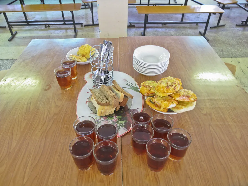 Mesa de comedor escolar servida, sin comensales (fotografía ilustrativa)