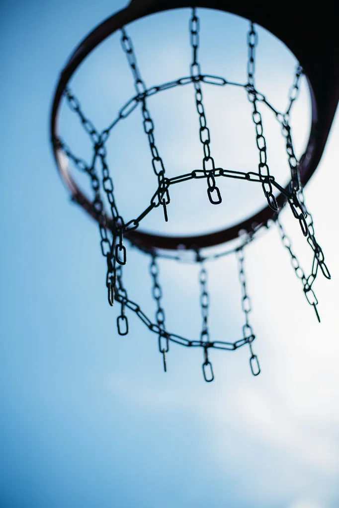 Canasta de básquetbol vista desde abajo contra el cielo (fotografía ilustrativa)