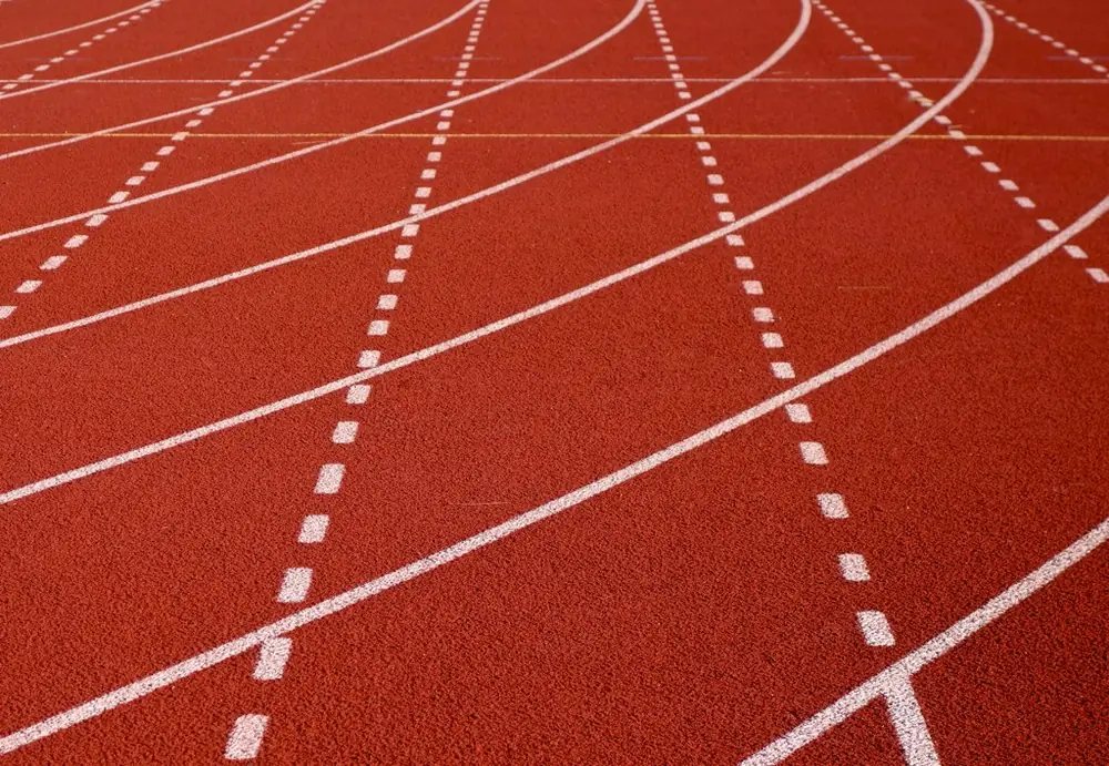 Pista de atletismo con carriles curvos (fotografía ilustrativa)