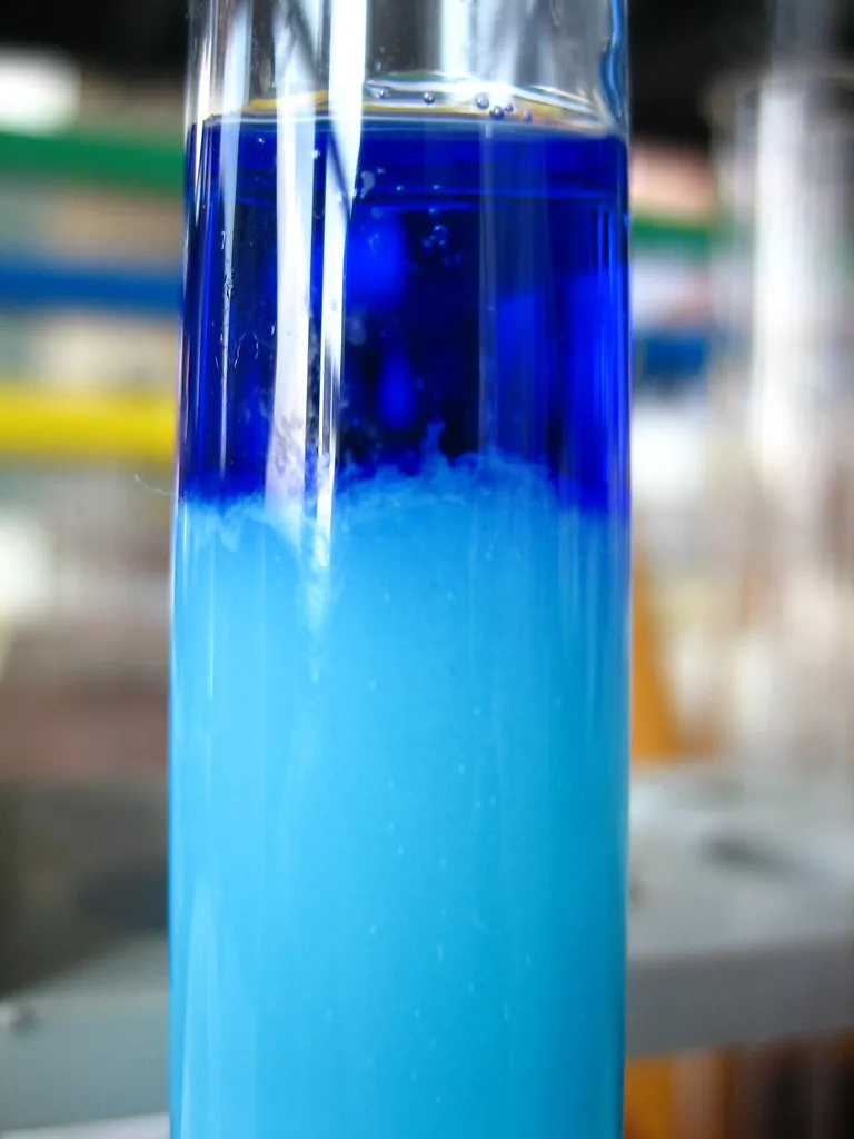 Tubo de ensayo con reacción química azul (fotografía ilustrativa)